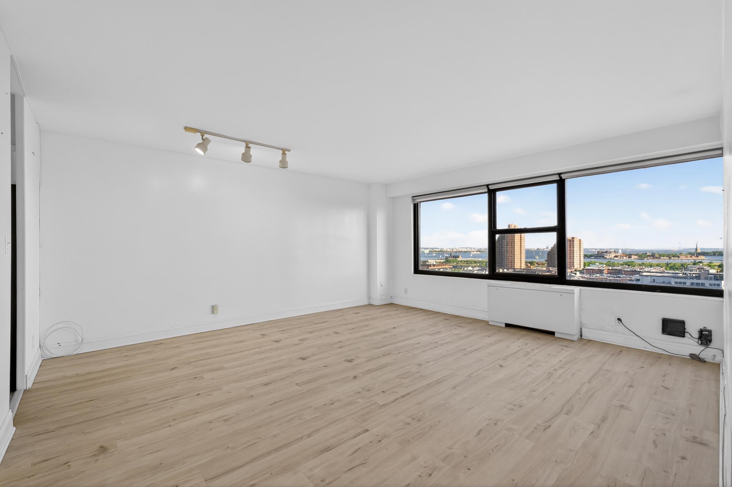 135 MONTGOMERY ST 18C