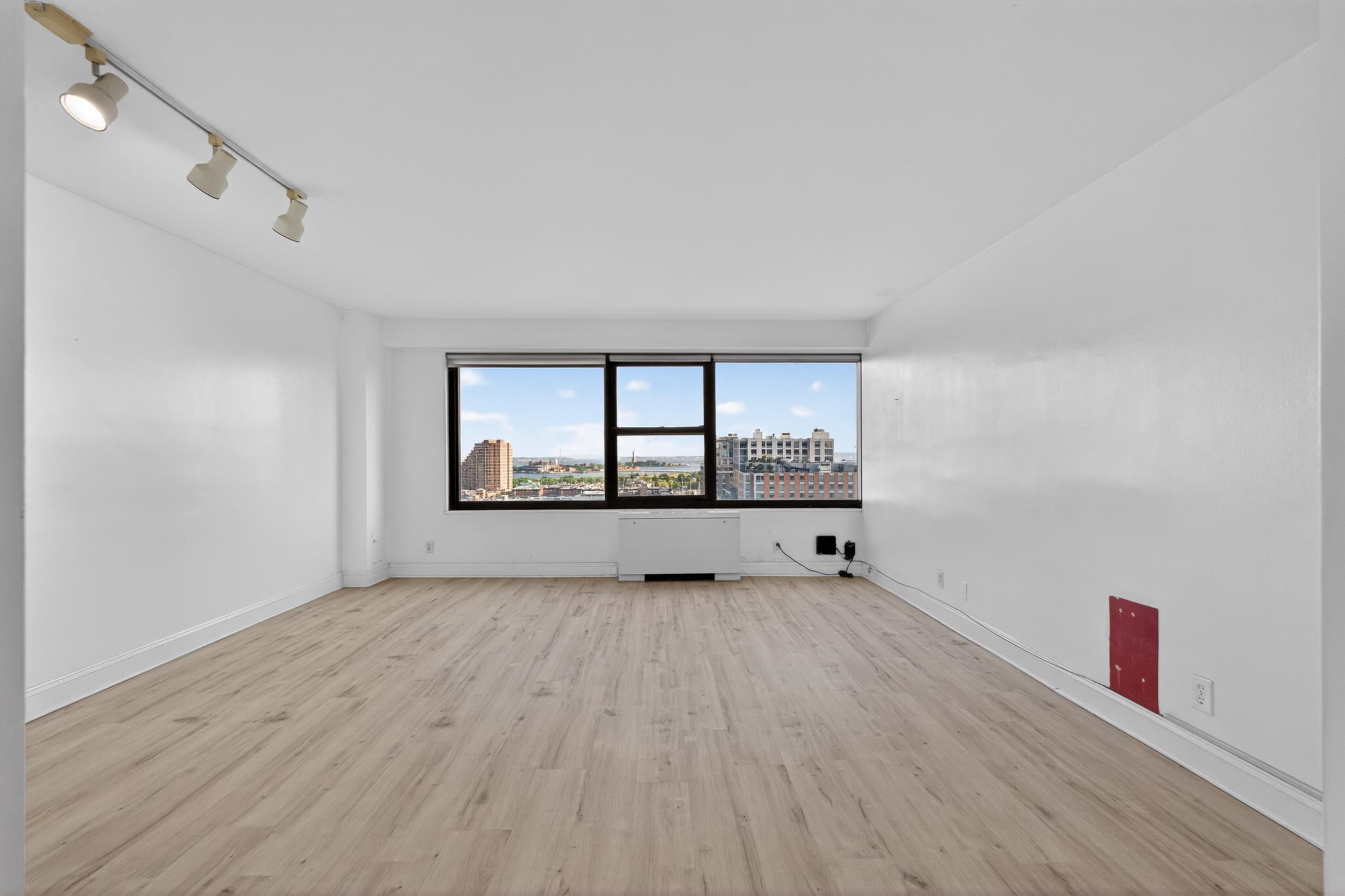 135 MONTGOMERY ST 18C