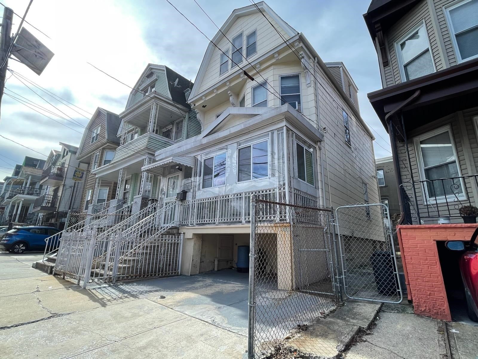 253 JEWETT AVE