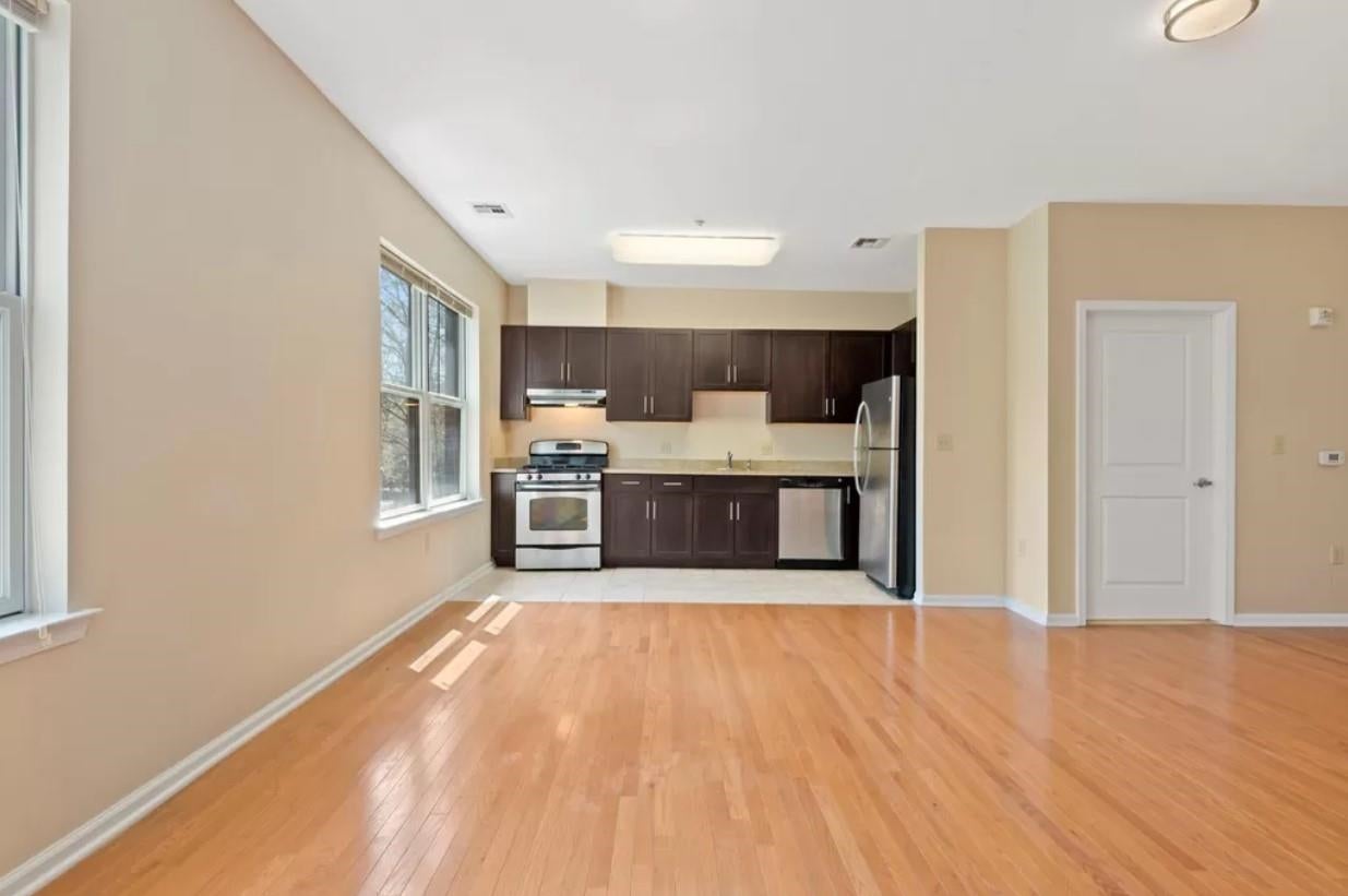 25 DUNCAN AVE 211