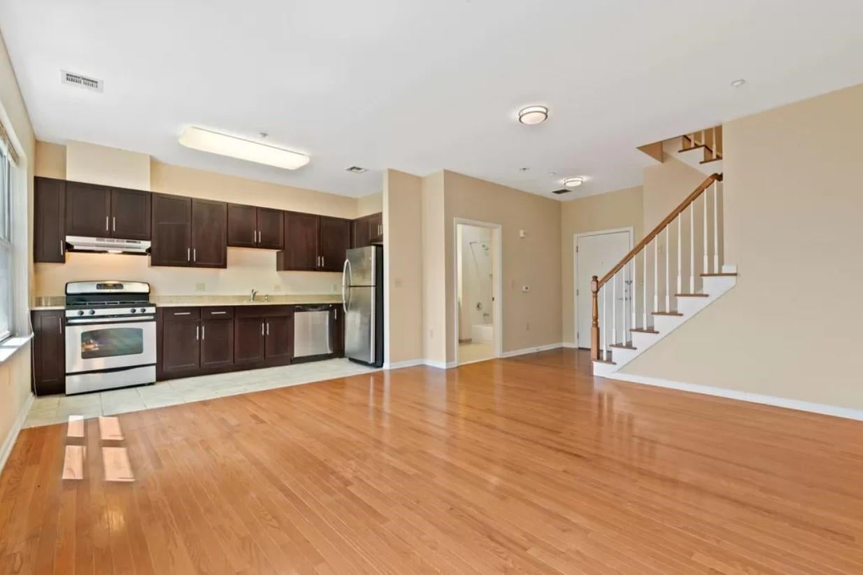 25 DUNCAN AVE 211