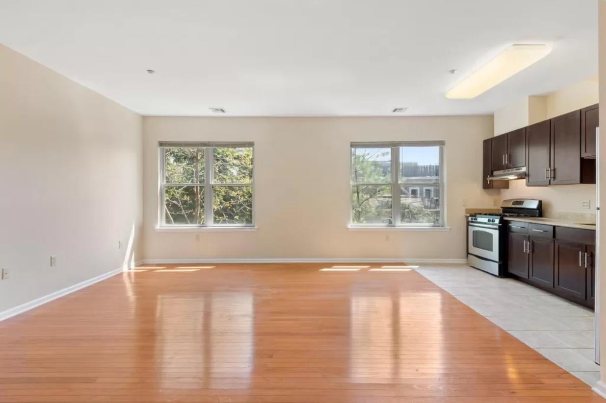 25 DUNCAN AVE 211