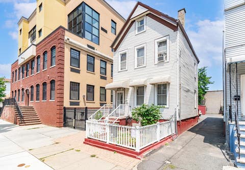 Homes For Sale - 186 Culver Ave<br/> Jersey City, NJ 07305