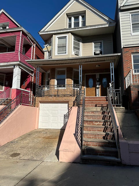 Homes For Rent - 125 West 28th St #1<br/> Bayonne, NJ 07002