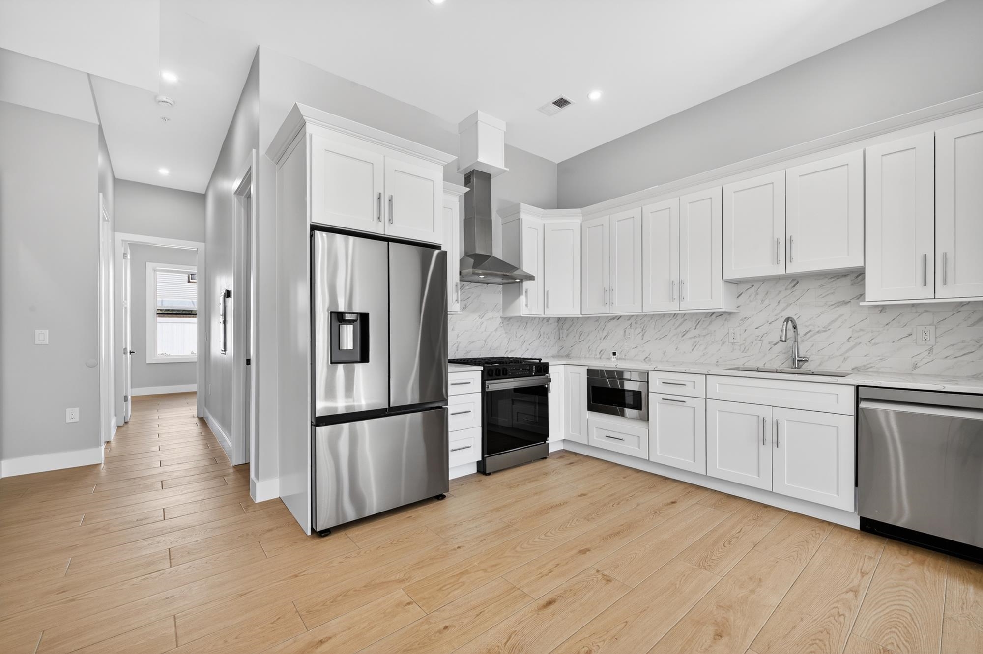 126 DE KALB AVE 1