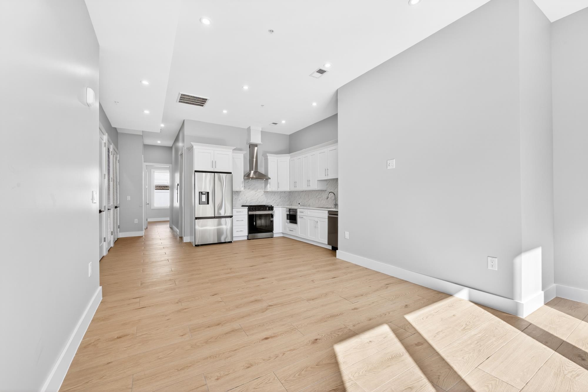 126 DE KALB AVE 1