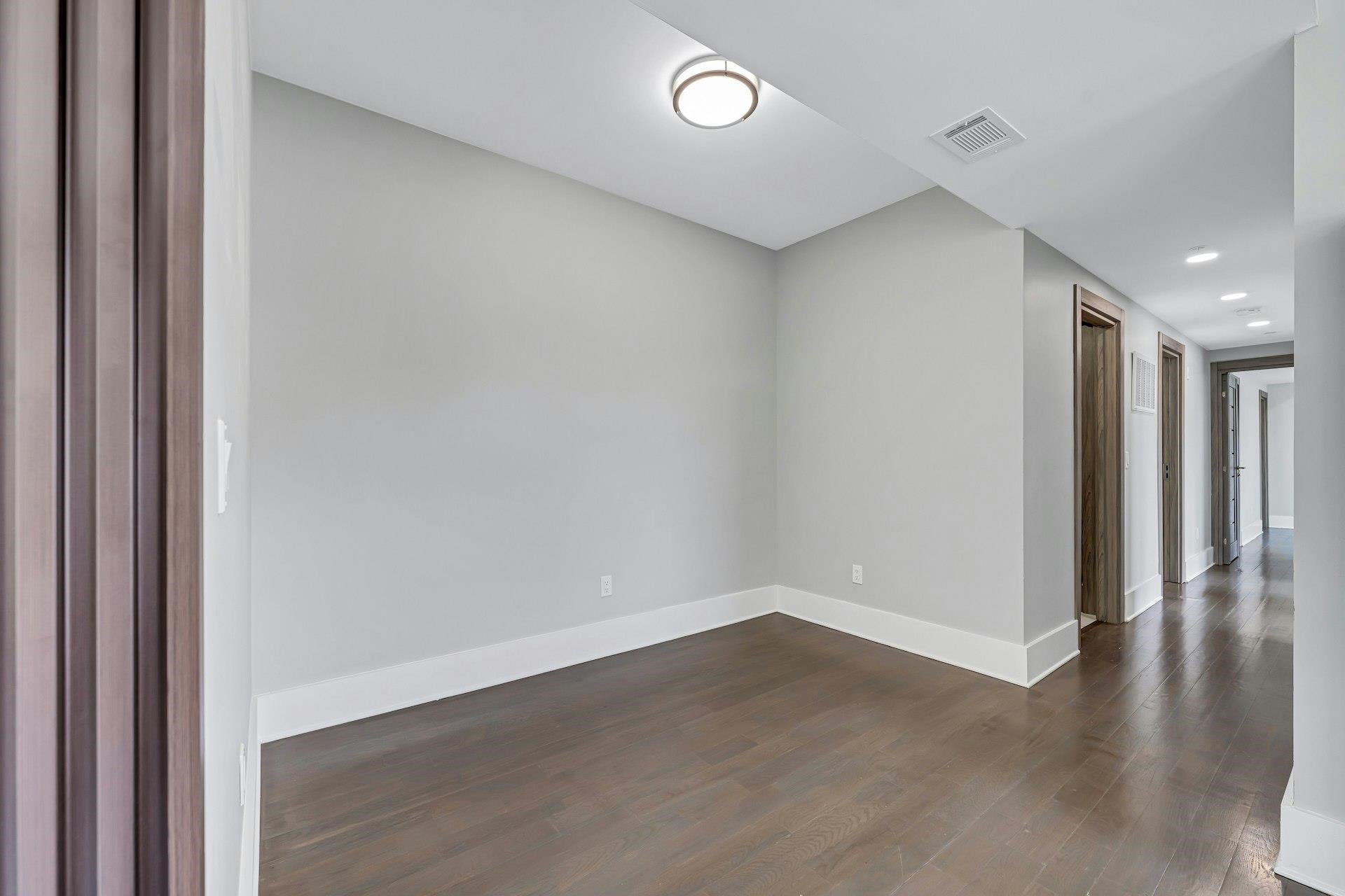76 CORBIN AVE 4D