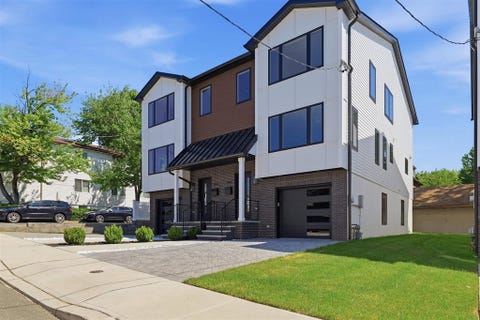 Townhouse For Sale - 138 Weigands Lane<br/> Secaucus, NJ 07094