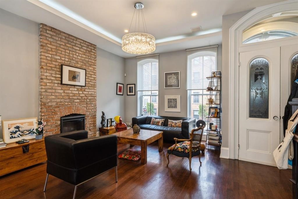 225 8TH ST