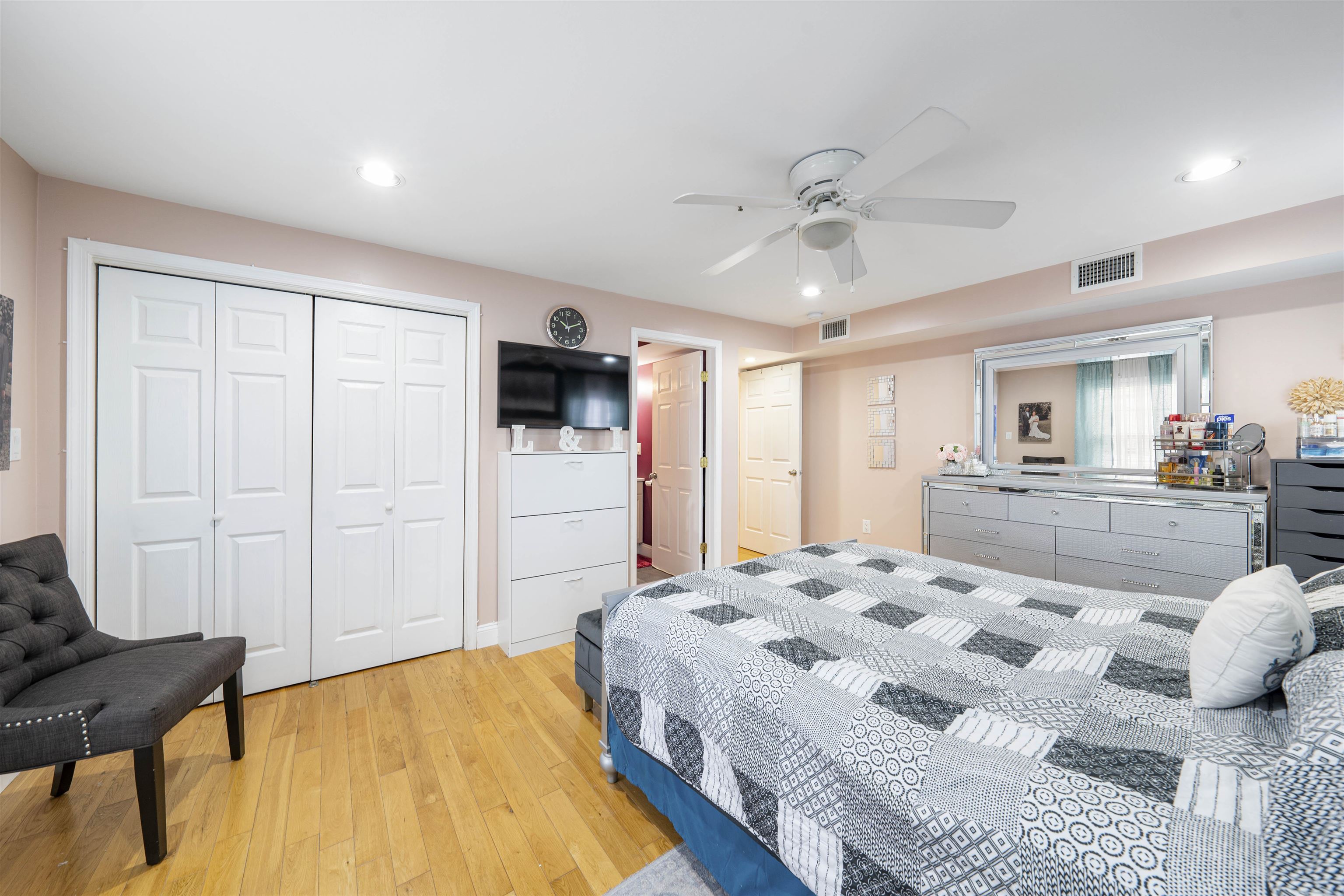 234 70th St #2, Guttenberg, New Jersey image 3