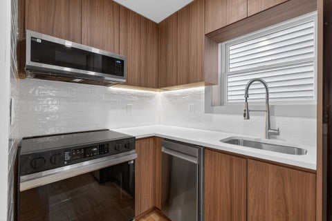 Condo For Sale - 161 Woodlawn Ave #4<br/> Jersey City, NJ 07305