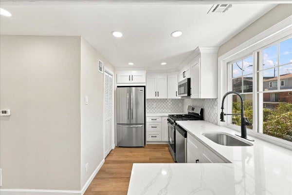13 LAUREL CT, JERSEY CITY, NJ 07302 - Image a268753e00d99fb3677fff0ecdaae44f/4244948385