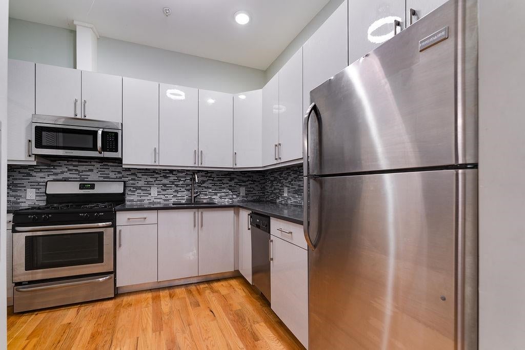 62 NEWKIRK ST 3C