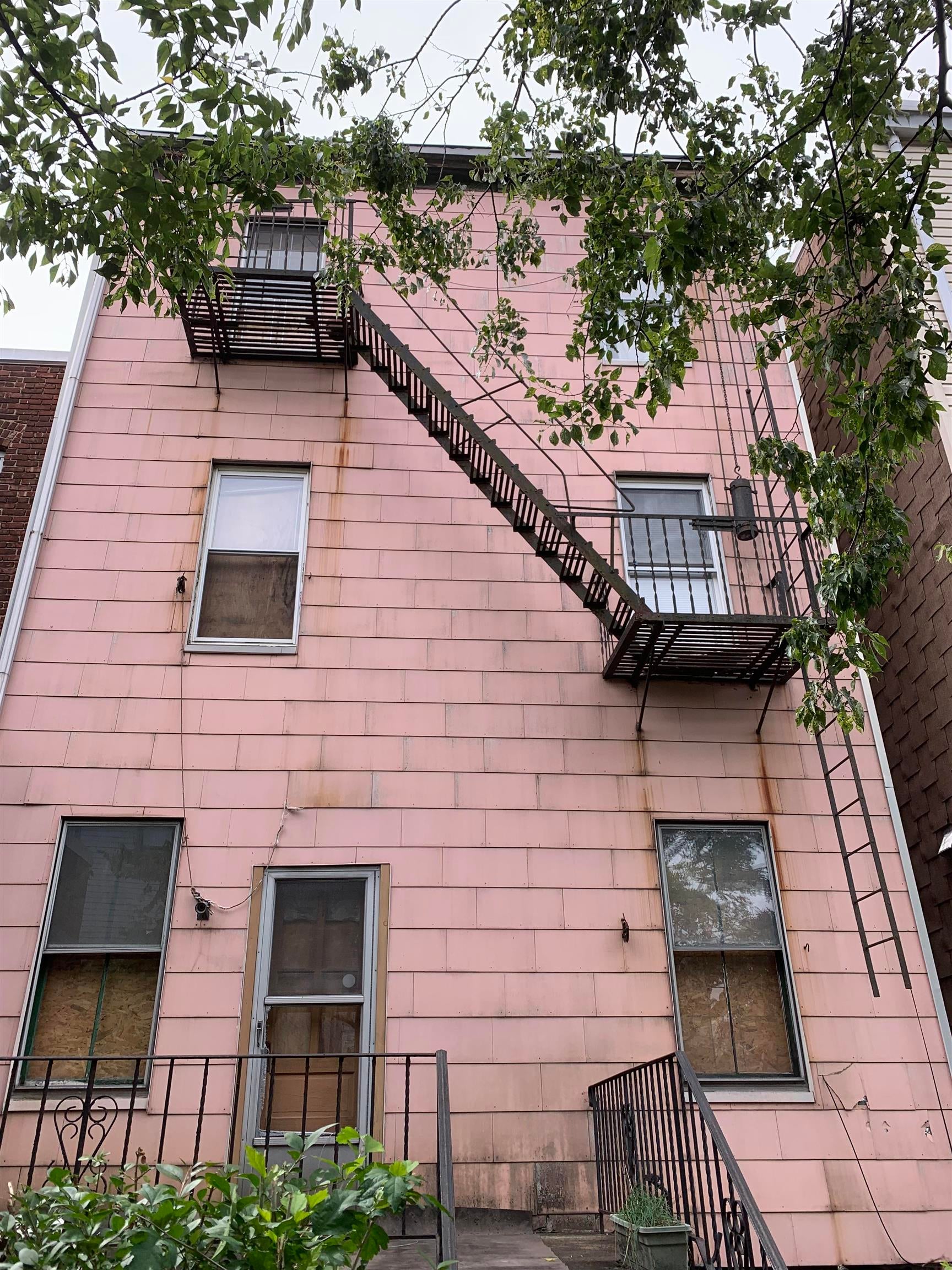218 MAPLE ST