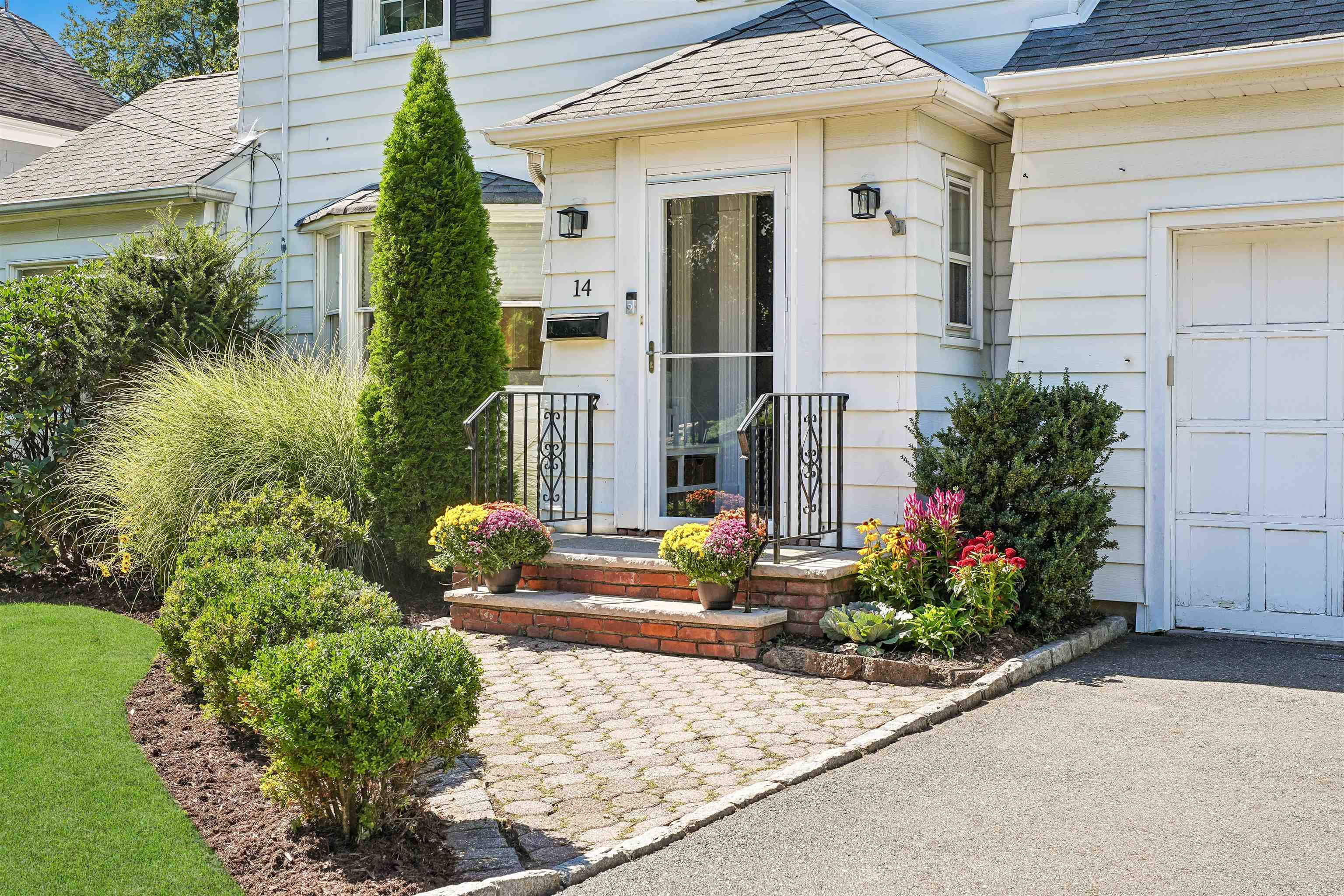 14 WAYLAND DR
