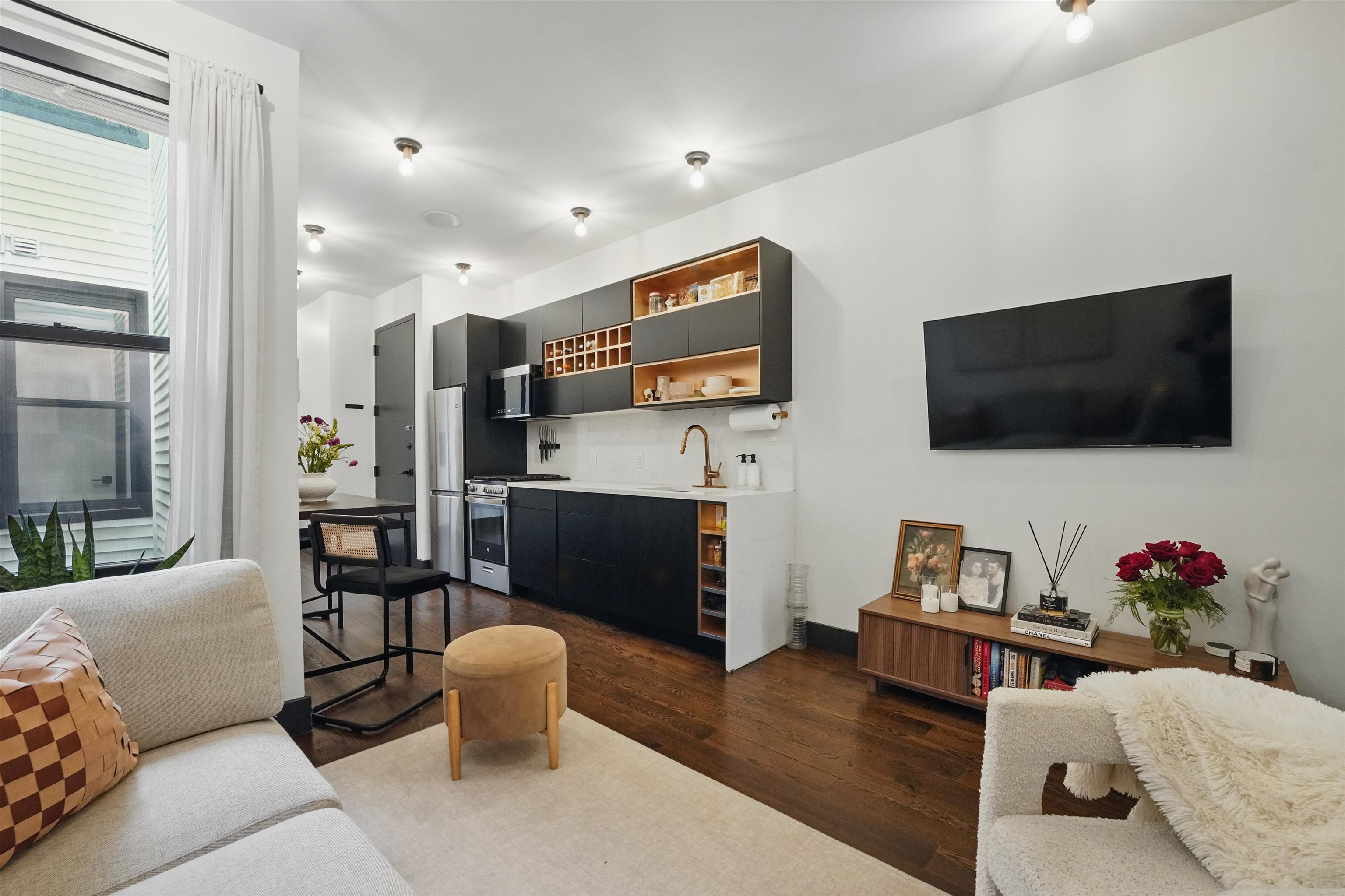 43 Thorne St #1B, Jersey City, New Jersey image 2