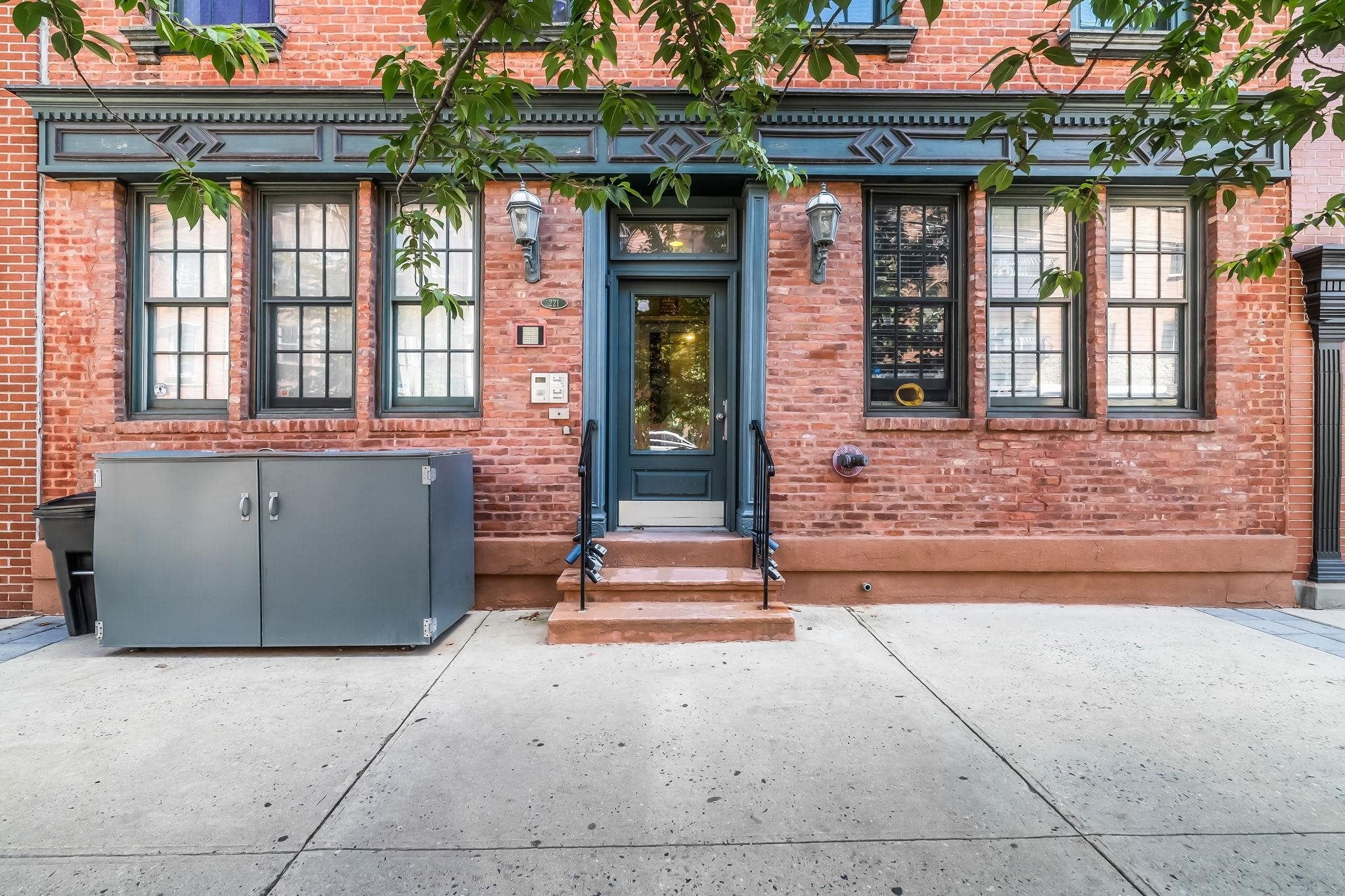 221 WILLOW AVE 2L