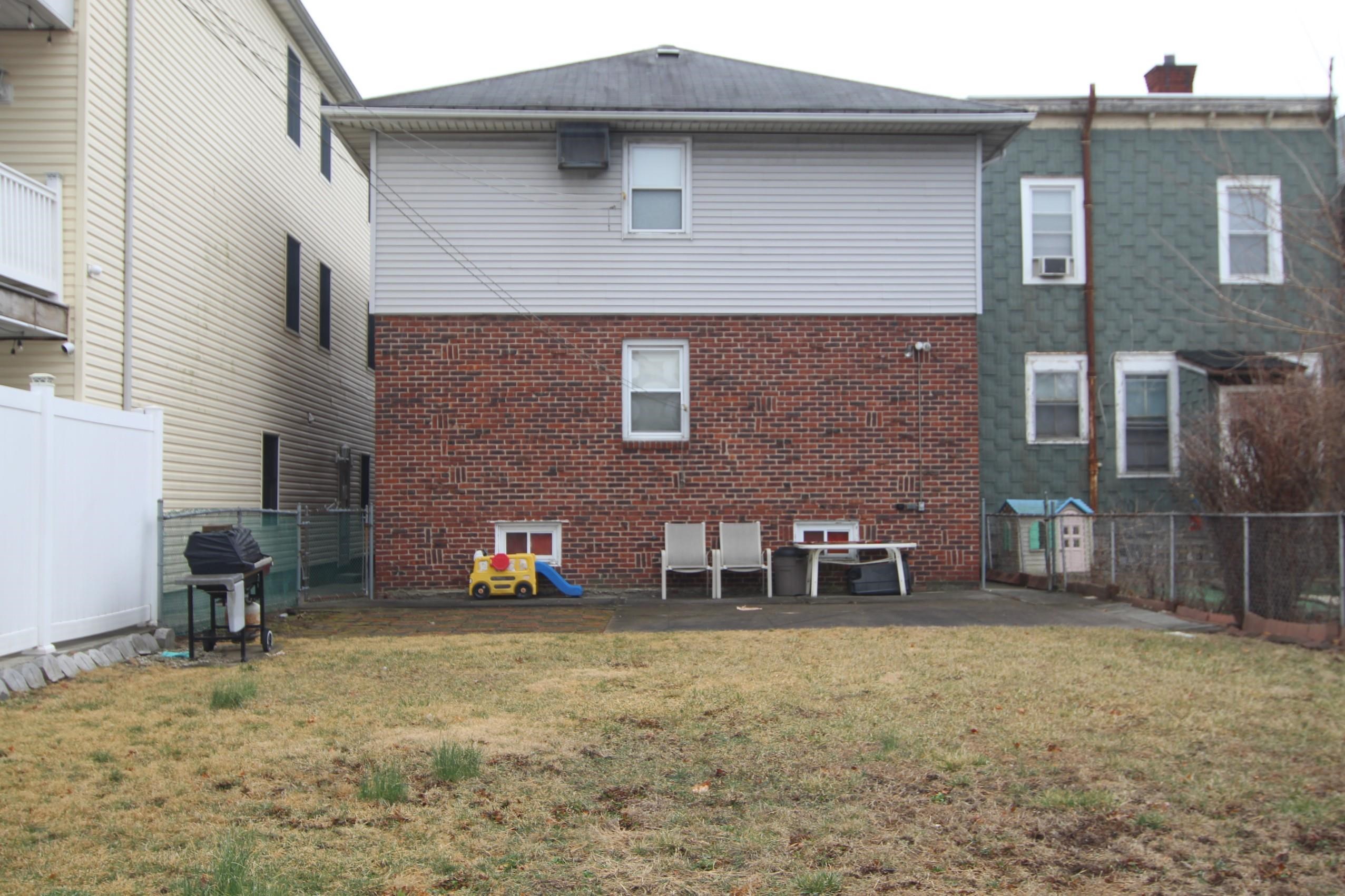 Bayonne, New Jersey 07002, United States, 6 Bedrooms Bedrooms, ,3 BathroomsBathrooms,Residential,Pending,91422