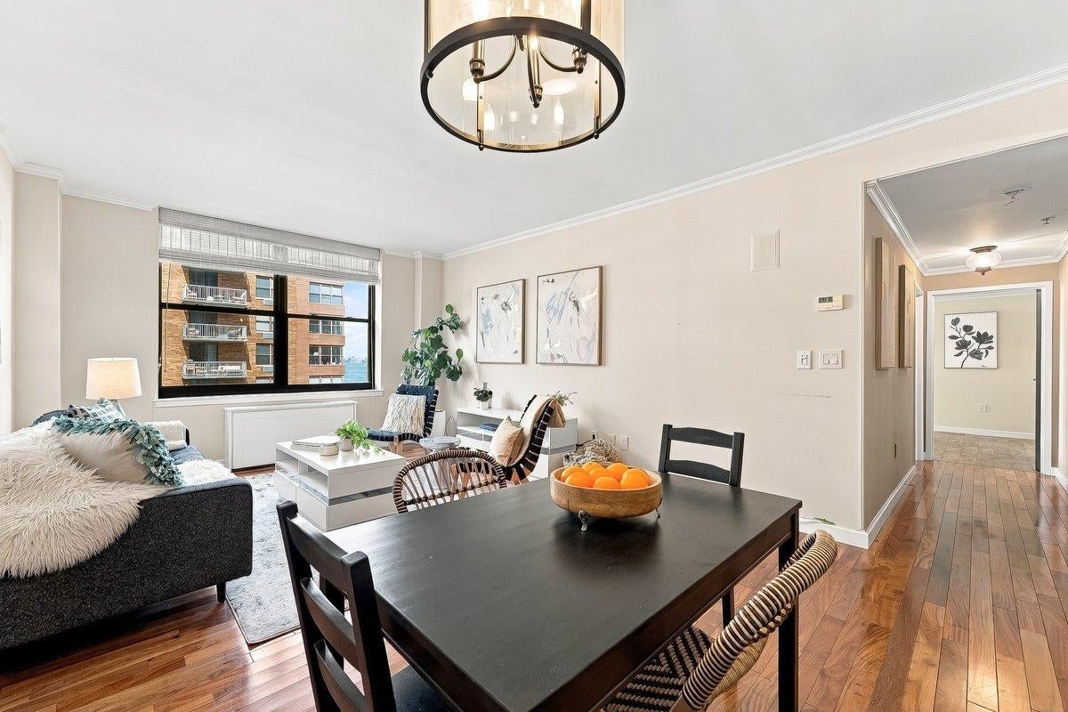 Search Homes 2 2 CONSTITUTION CT 701