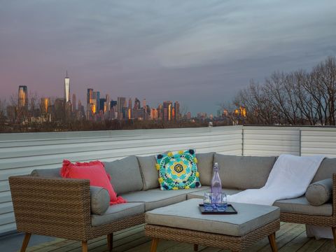 98 VAN HORNE ST 2 Jersey City NJ 07304