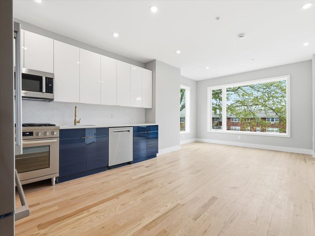 437 OGDEN AVE 2R