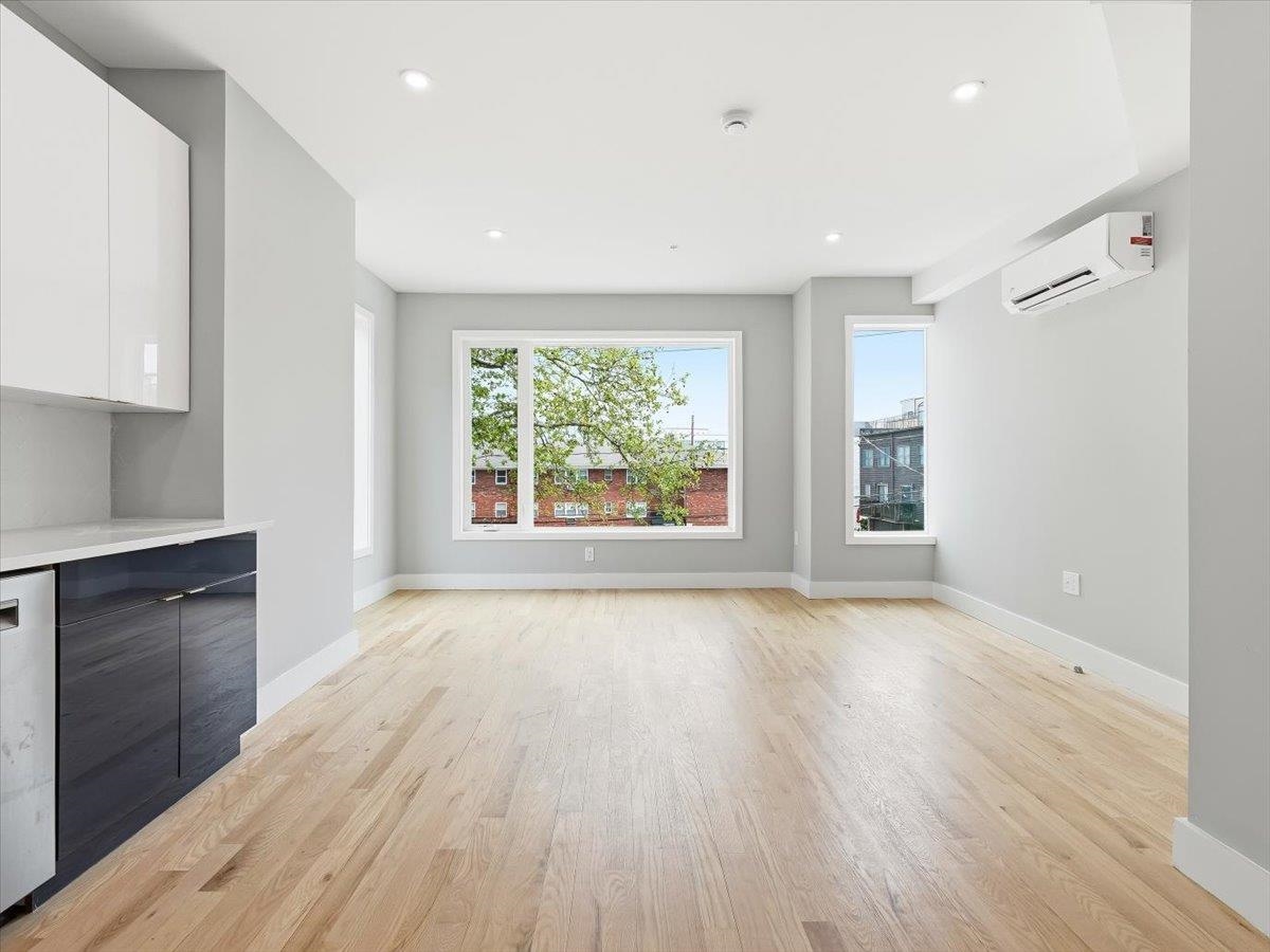 437 OGDEN AVE 2R