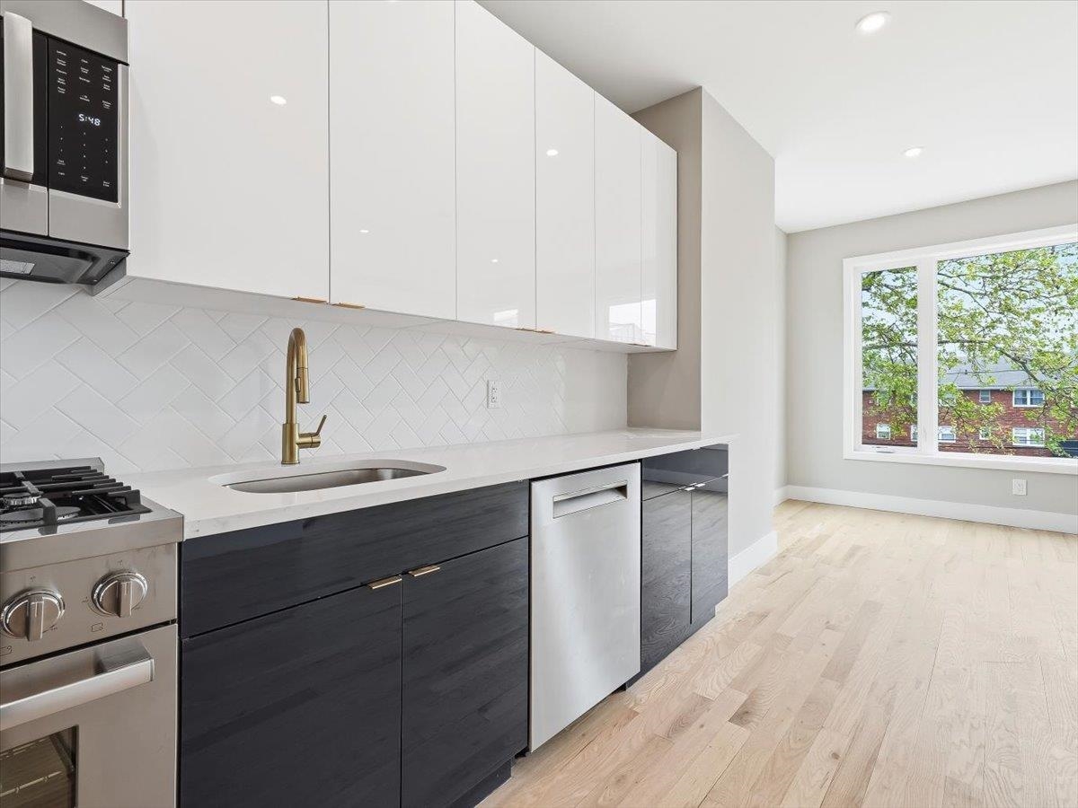 437 OGDEN AVE 2R