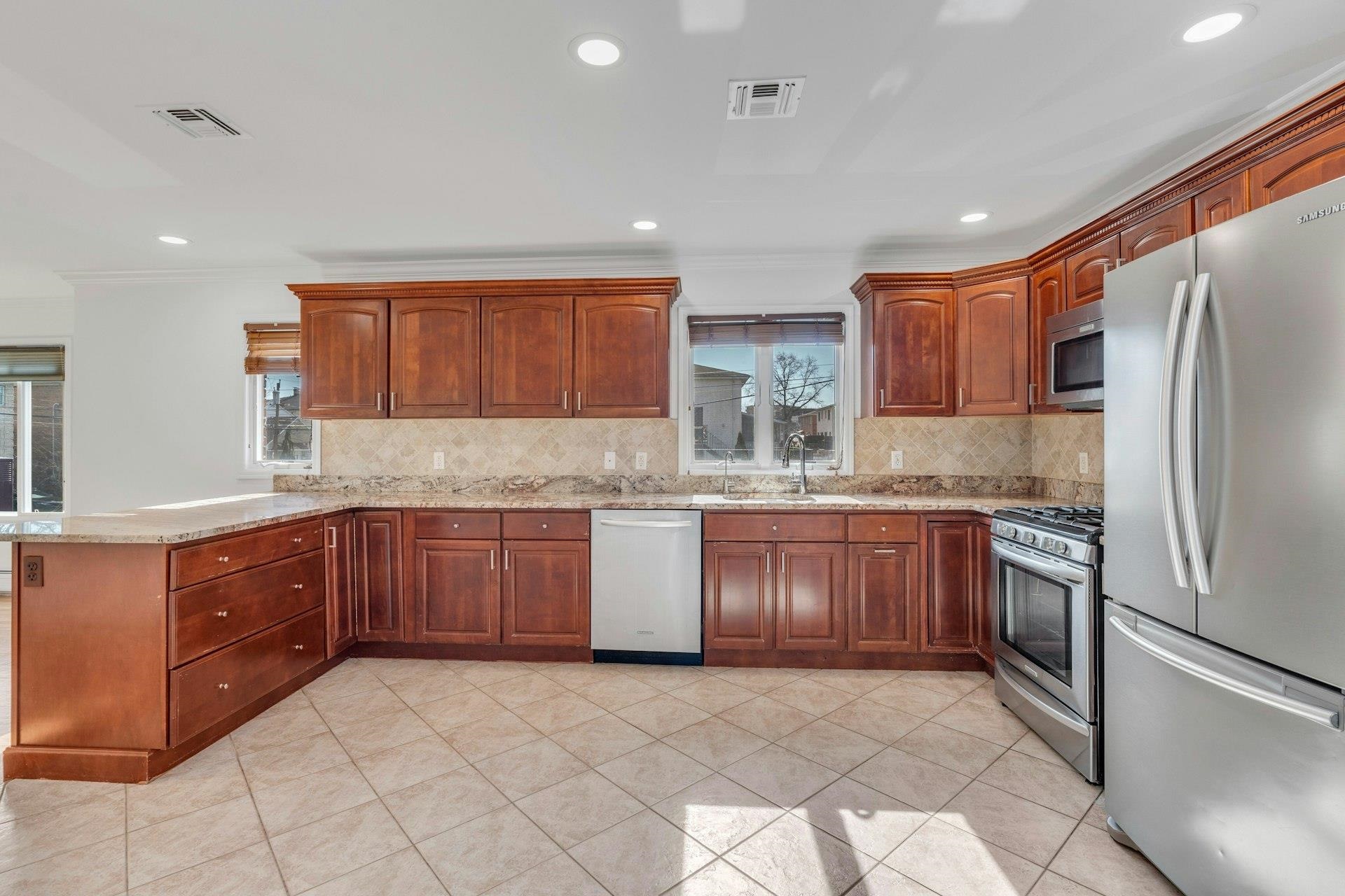 404 Washington Ave, Cliffside Park, New Jersey image 8