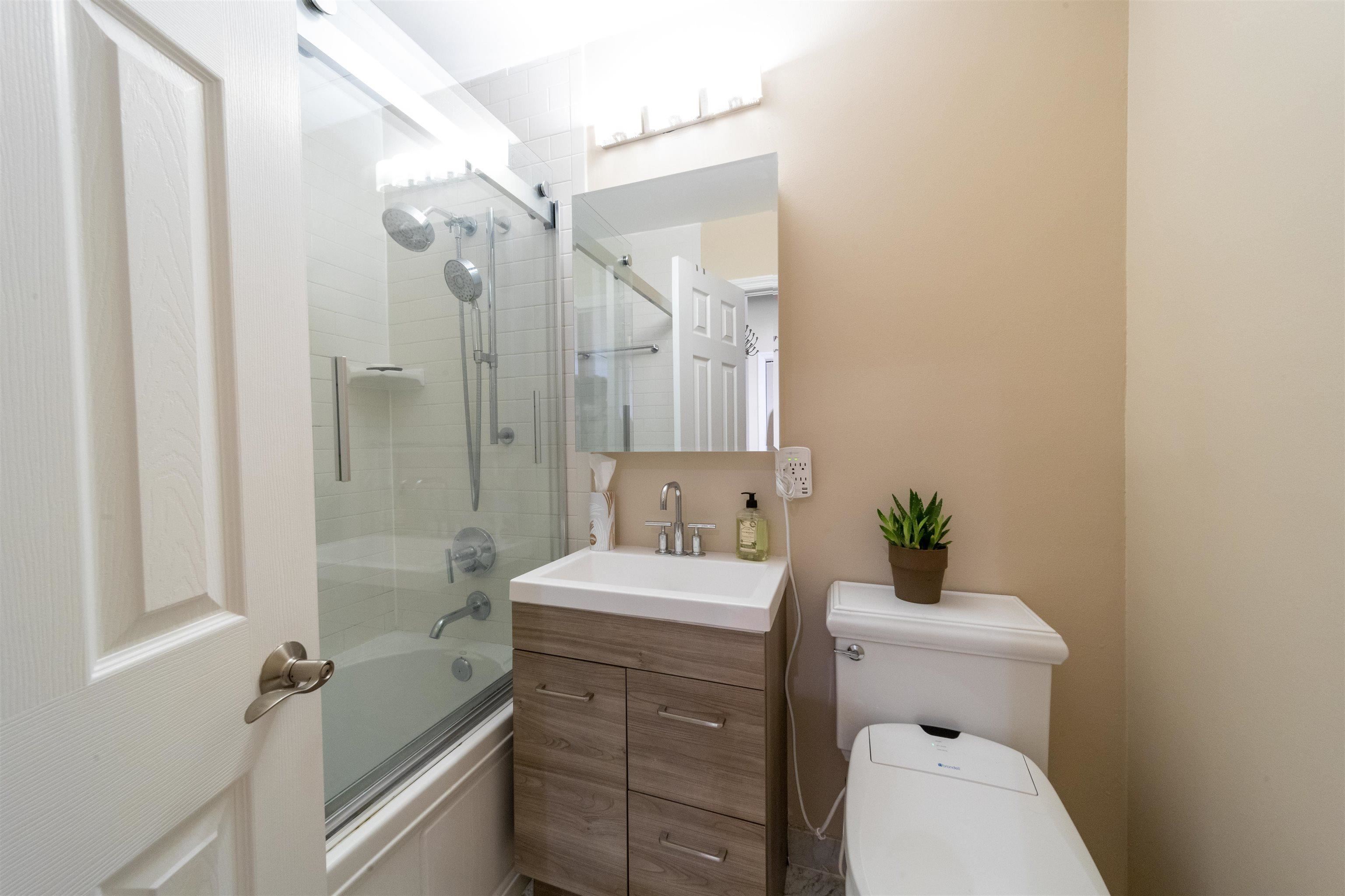 227 Christopher Columbus Dr #208B, Jersey City, New Jersey image 8