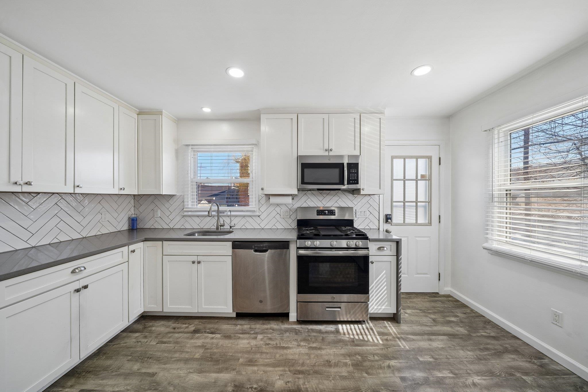 847 DENNIS PL