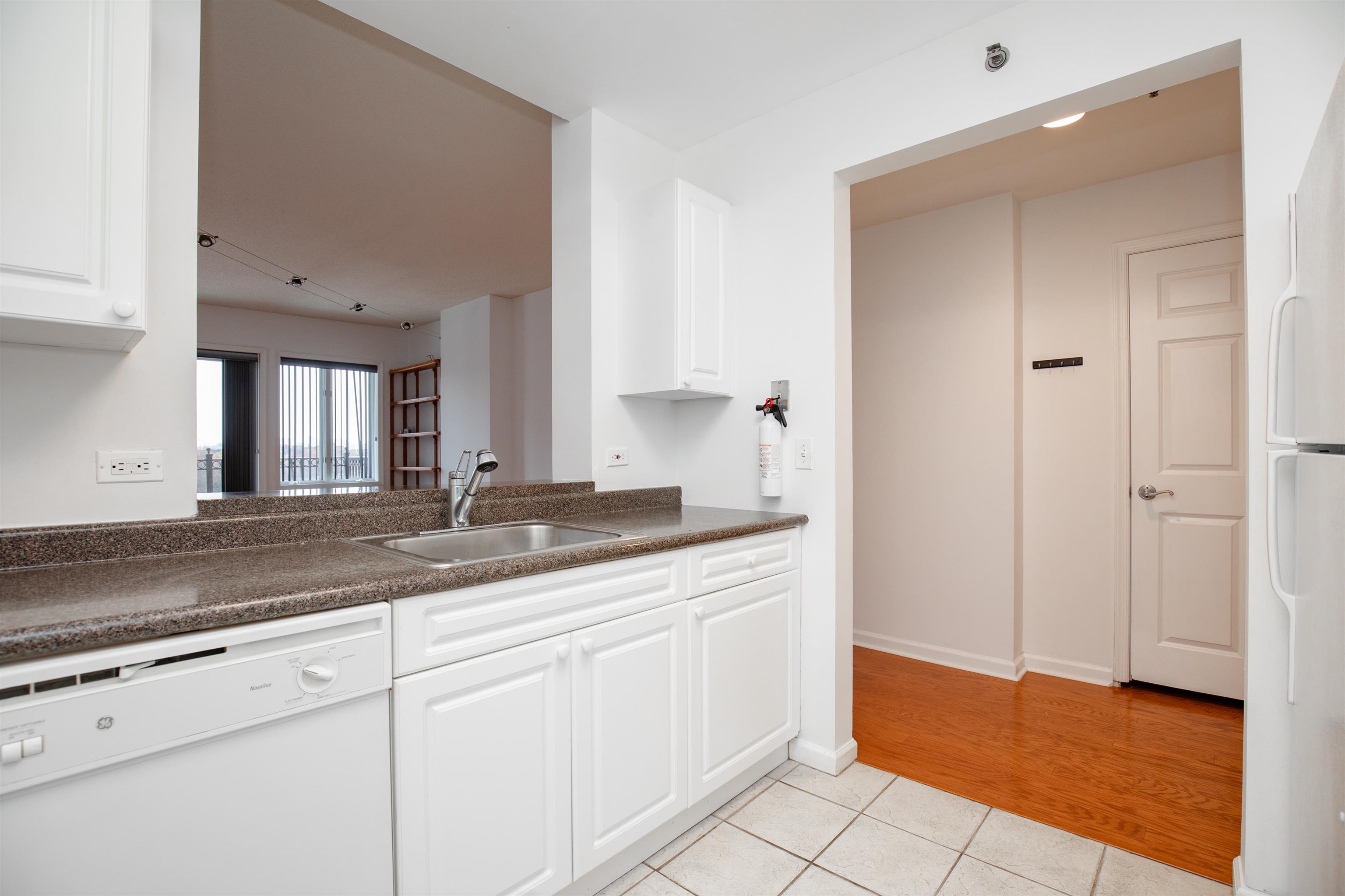 2206 City Pl, Edgewater, New Jersey image 4