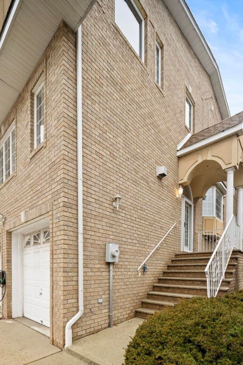 Townhouse For Sale - 12 Liberty Ct<br/> Secaucus, NJ 07094