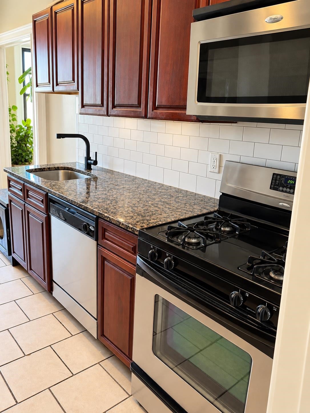 131 KENSINGTON AVE E2
