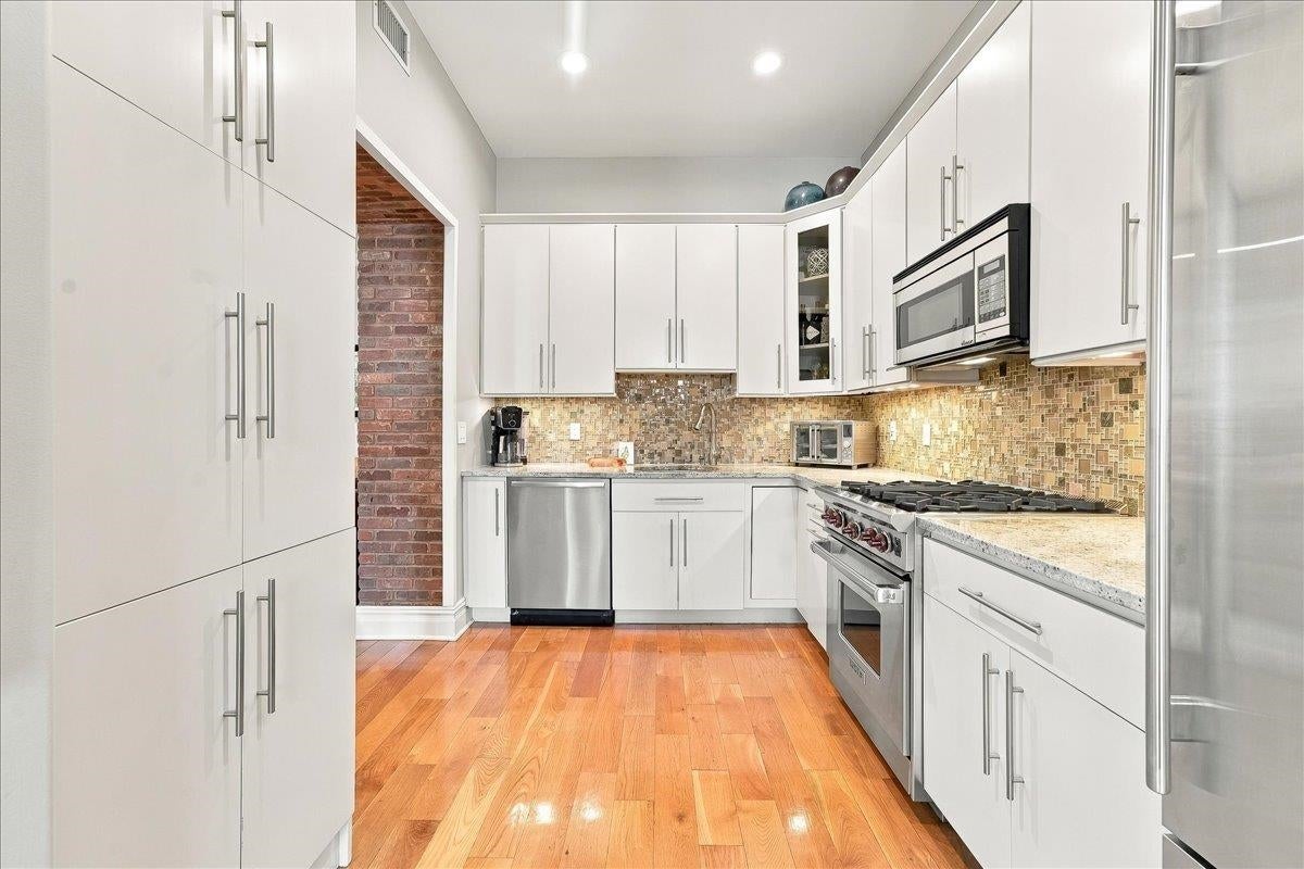 827 BLOOMFIELD ST 301