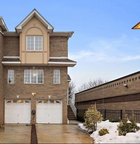 Townhouse For Sale - 12 Liberty Ct<br/> Secaucus, NJ 07094