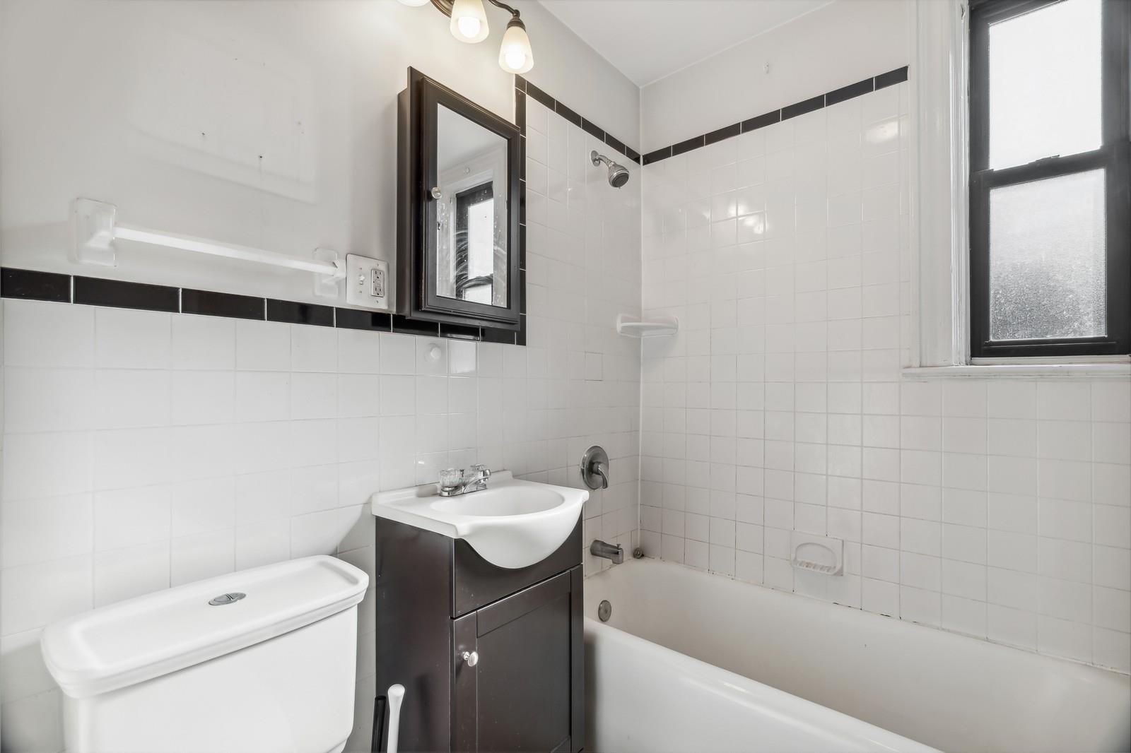 Jersey City, Journal Square, New Jersey 07306, United States, 2 Bedrooms Bedrooms, ,1 BathroomBathrooms,Residential,Active,119501