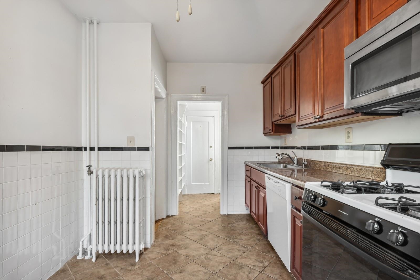 Jersey City, Journal Square, New Jersey 07306, United States, 2 Bedrooms Bedrooms, ,1 BathroomBathrooms,Residential,Active,119501