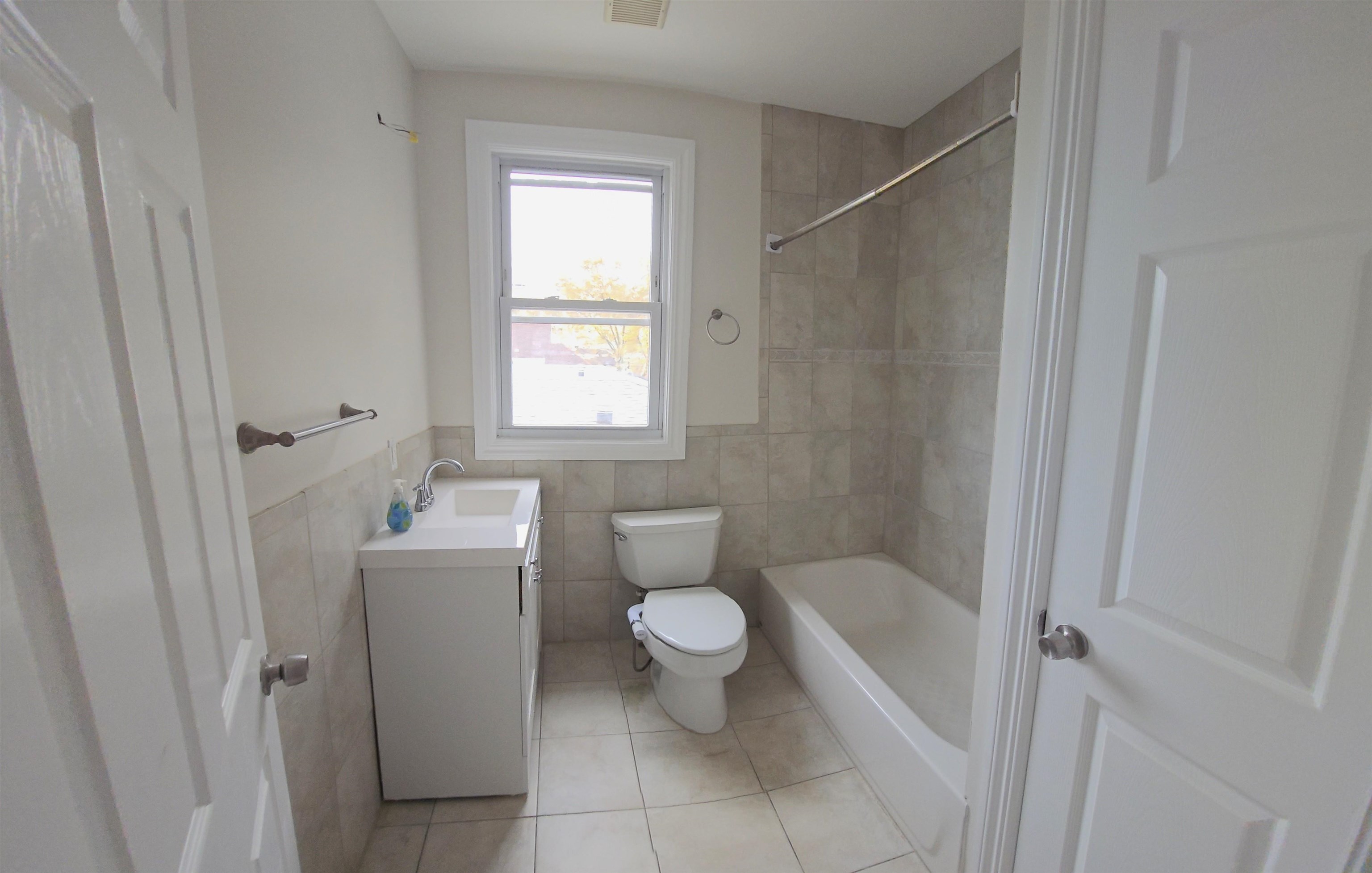 Bayonne, New Jersey 07002, United States, 2 Bedrooms Bedrooms, ,2 BathroomsBathrooms,Residential,Active,240619