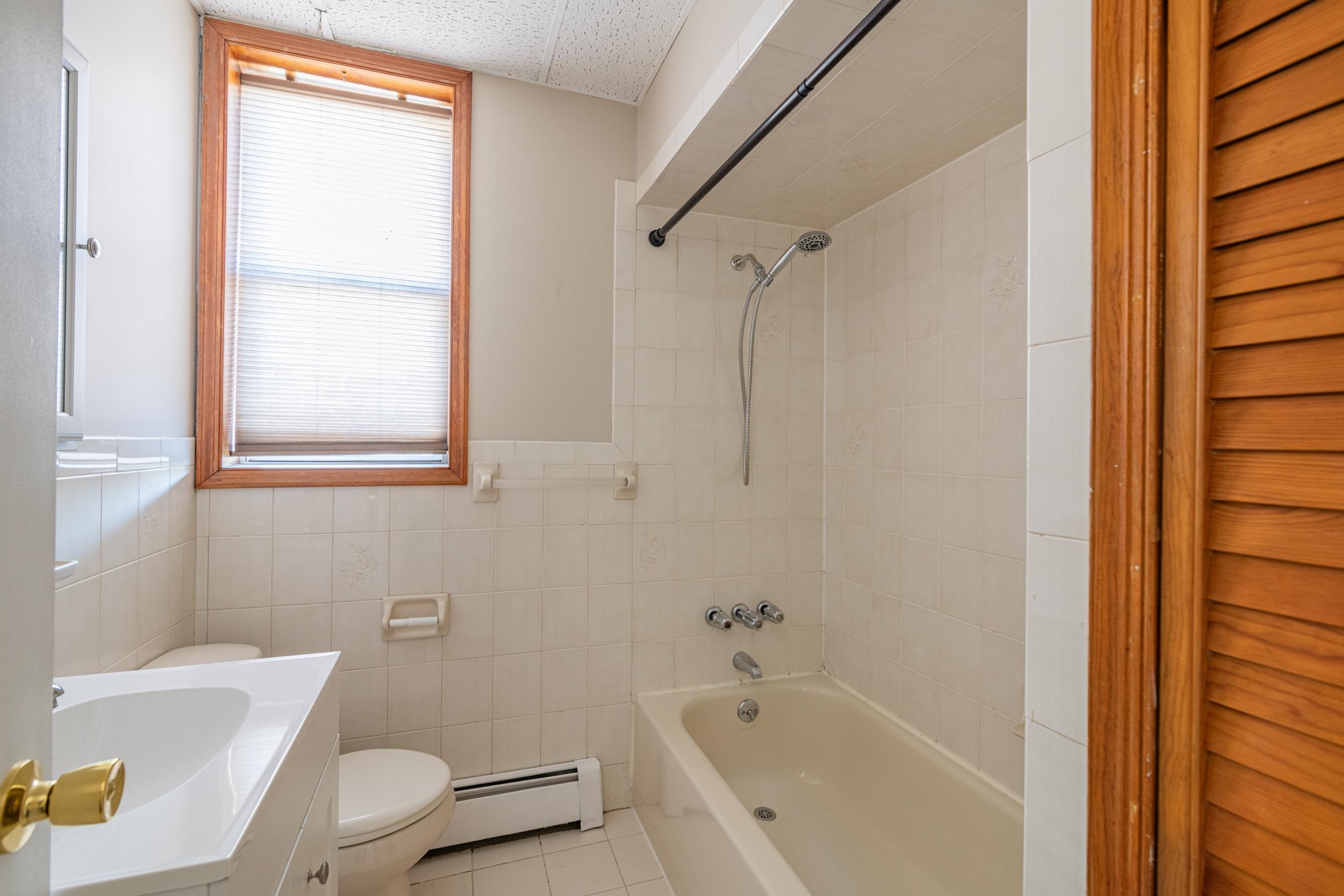 Bayonne, New Jersey 07002, United States, 4 Bedrooms Bedrooms, ,4 BathroomsBathrooms,Residential,Pending,62981