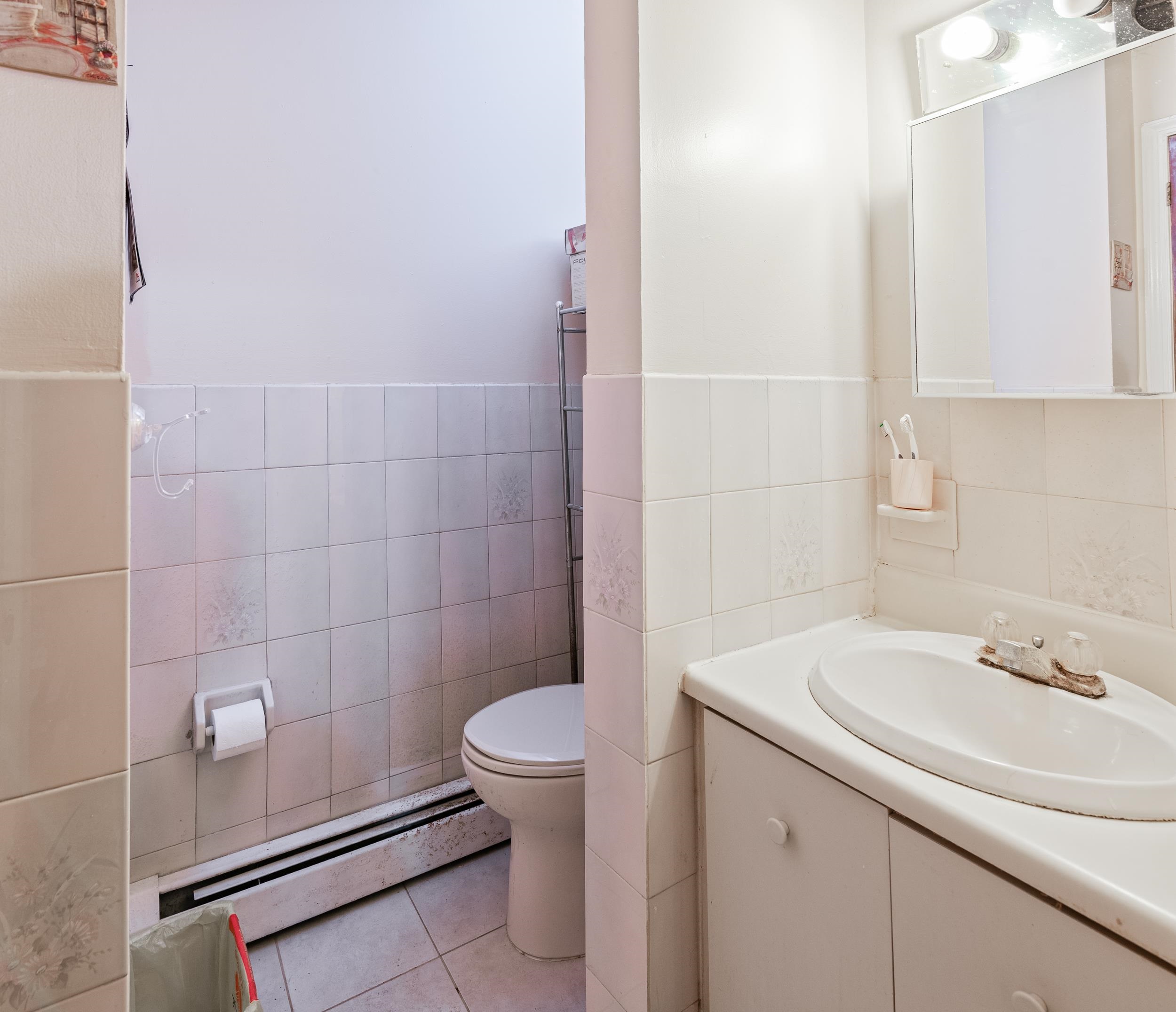 Bayonne, New Jersey 07002, United States, 4 Bedrooms Bedrooms, ,4 BathroomsBathrooms,Residential,Pending,62981