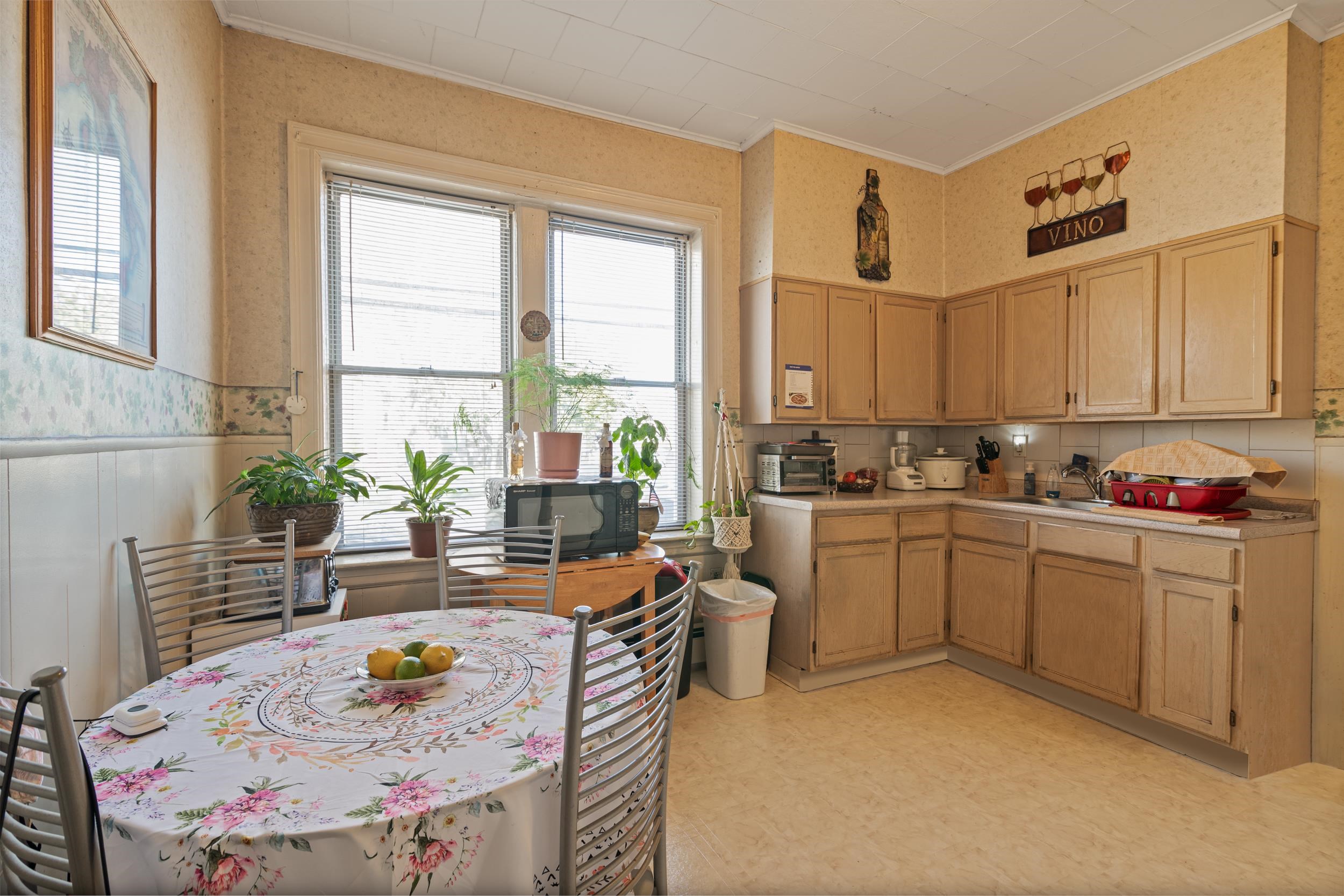 Bayonne, New Jersey 07002, United States, 4 Bedrooms Bedrooms, ,4 BathroomsBathrooms,Residential,Pending,62981