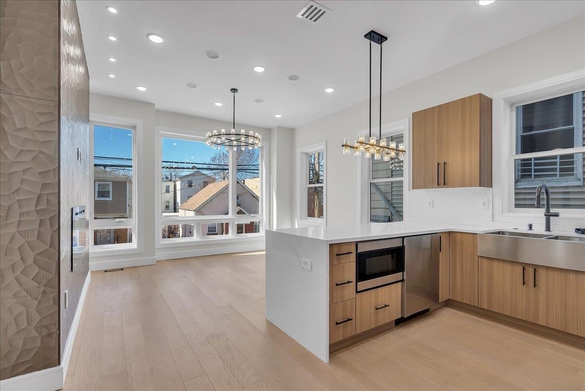 Search Homes 2 206 CLENDENNY AVE