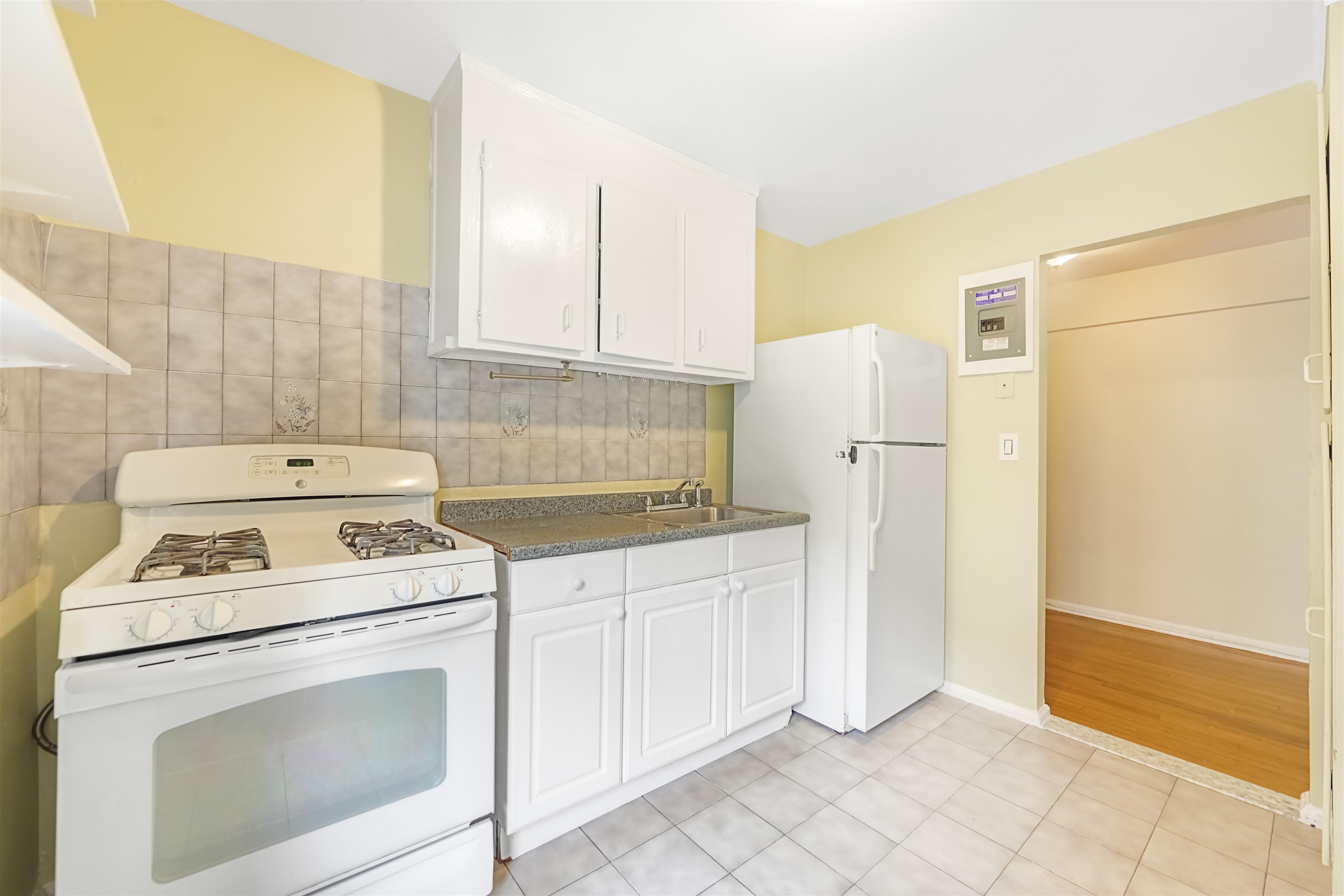 2195 Central Rd #3H, Fort Lee, New Jersey image 2