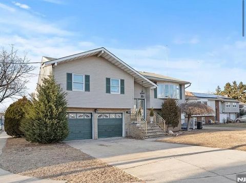 Homes For Sale - 40 Valley Ct<br/> Secaucus, NJ 07094