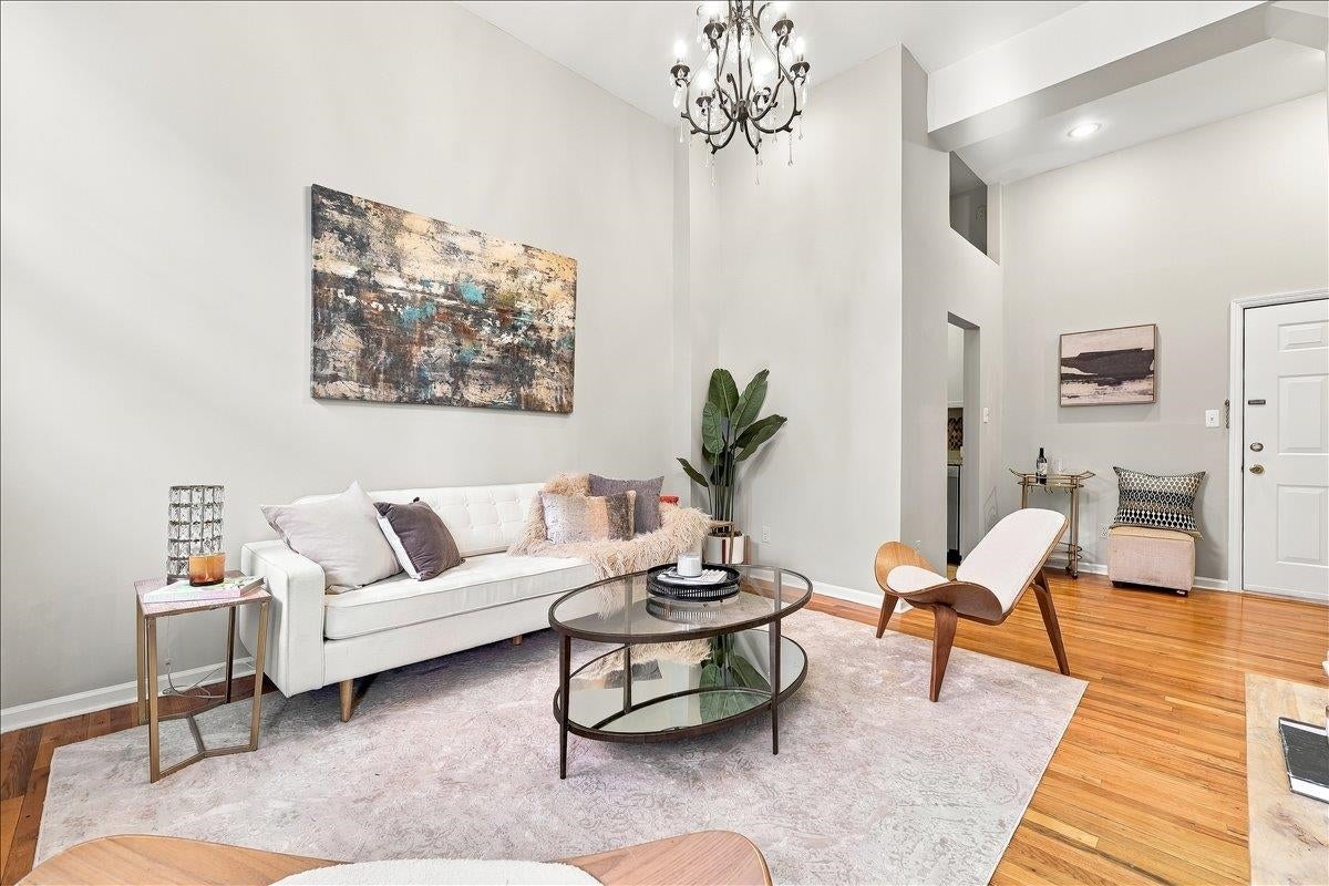 1015 GRAND ST 3D