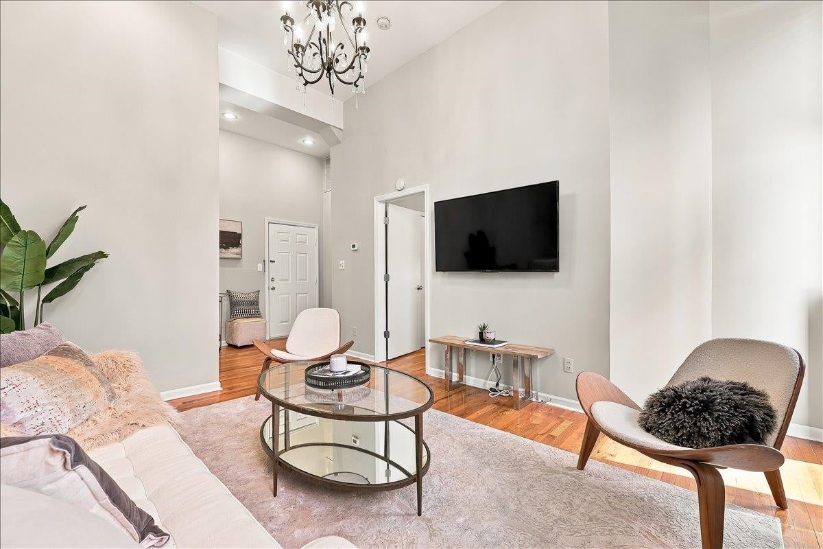1015 GRAND ST 3D