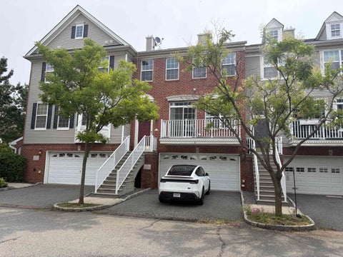 Homes For Rent - 4 Swan Ct<br/> Jersey City, NJ 07305