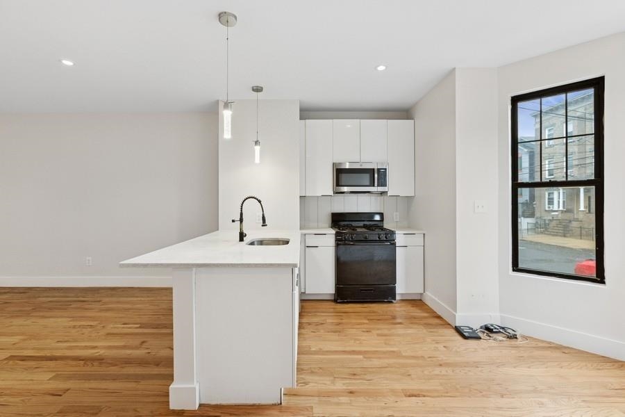 Jersey City, Heights, New Jersey 07307, United States, 4 Bedrooms Bedrooms, ,2 BathroomsBathrooms,Residential,Active,184614
