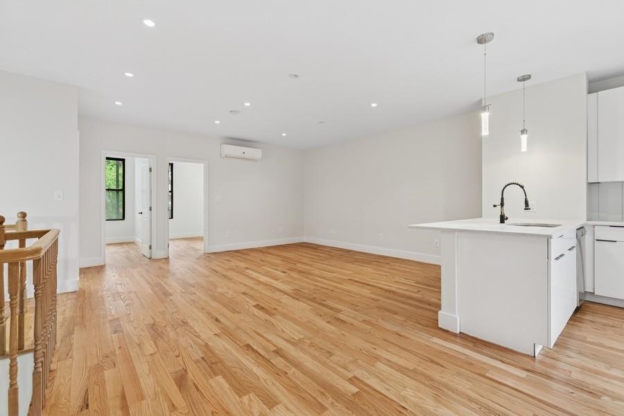 Jersey City, Heights, New Jersey 07307, United States, 4 Bedrooms Bedrooms, ,2 BathroomsBathrooms,Residential,Active,184614