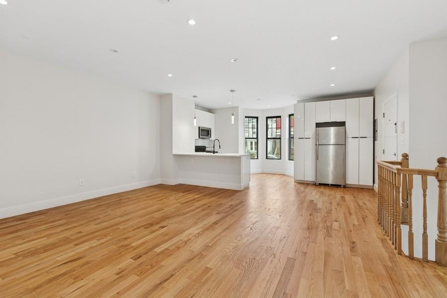 Jersey City, Heights, New Jersey 07307, United States, 4 Bedrooms Bedrooms, ,2 BathroomsBathrooms,Residential,Active,184614